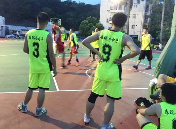 森瑞普電子球隊休息的隊員給場上隊友助威