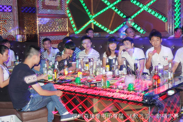 同事們在欣賞歌曲的同時也在歡快的品嘗美酒美食